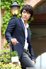 组图： 宋承宪拍摄写真 眼神迷离电力十足