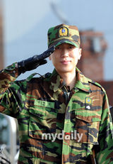 组图：李在元退役现场 HOT五名成员共聚