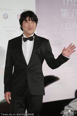 组图：韩国大叔宋康昊亮相憨态可掬 林时完帅气