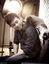 组图：张译杂志大片演绎戏痴的“猫样人生”