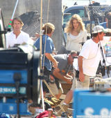 组图：希安-拉博夫和女主角《变形金刚3》片场来电