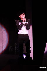 高清组图：何韵诗不改帅气风格 蘑菇头中性开唱