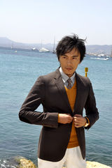 组图：秦昊戛纳海边写真 帅气逼人显型男本色