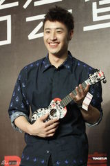 组图：潘玮柏北京发片会为粉丝削苹果