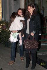 组图：阿汤哥全家外出就餐被拍 苏瑞全程埋头不露面