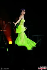 组图：S.H.E合体香港开唱 Selina感触落泪