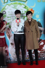 组图：李宇春带妈妈走红毯 母女惊人相似均长腿