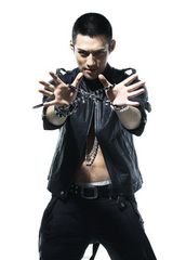 组图：严宽古铜肌肤性感搏出位 深情狂野Hold不住