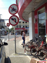 组图：《梦之声》女歌手艾菲坐宝马疑有私生女