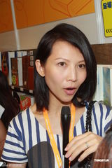 组图：蔡少芬一家三口现身书展 自谦无出书才华