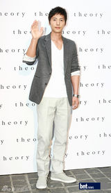 组图：少时秀英与金来沅等出席名品开业礼