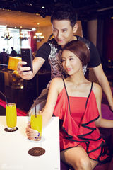 组图：钱泳辰携手韩晓清新甜蜜大片