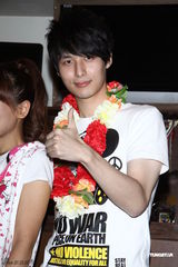 严爵目测送丁当比基尼 害羞称:大概是C吧(组图)