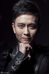 组图：谢君豪写真神采飞扬 “话剧狂人”显成熟魅力