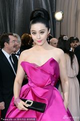 组图：奥斯卡红毯范冰冰粉色礼服大秀香肩雪肤