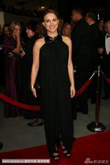 组图：波特曼助阵导演工会奖 黑裙优雅格外迷人