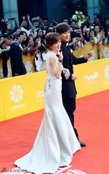 组图：《太平轮》剧组压轴红毯 蔡琳甜蜜挽男友