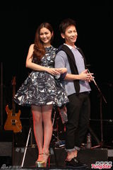 组图：谢安琪力挺好友大胆告白 张智成约上沙发