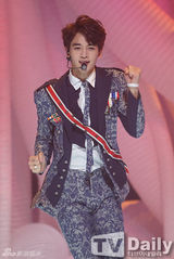 组图：SHINee回归打榜军服风帅气 女团露腰秀腿