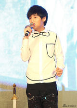 组图：《光辉岁月》首映群雄聚首 狄龙耍长枪