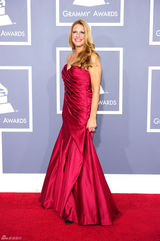 高清图：格莱美红毯 Karina Nuvo红裙体态丰盈 