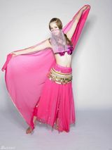 组图：佐佐木希玩变装秀 穿旗袍抱熊猫