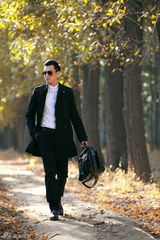 组图：马文龙拍晚秋树林写真 时尚绅士情迷大自然