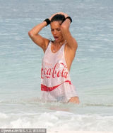 组图：维秘模特真空湿身 两点若隐若现诱惑升级