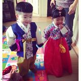 组图：韩国丑萌小正太再曝萌图 小眼咪咪喜感足