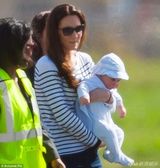 组图：凯特携小王子出国度假 小家伙壮实脸嘟嘟