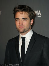 组图：安妮斯顿深V风骚露胸 与未婚夫现身时尚派对