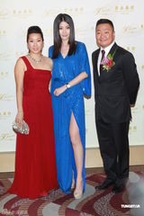 组图：陈慧琳出席活动晒美腿 徐子珊晒美背