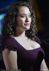 组图:人民选择奖座位曝光 破产女Max挺雪乳亮相