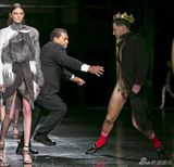 组图：自恋帝闯纽约时装周T台 豹纹丁字裤遮鸟