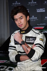 组图：陈柏霖代言变身赛车手 不弃表演望跨足幕后