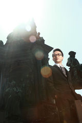 组图：李玉刚维也纳写真曝光 儒雅气质尽显