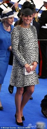 组图：凯特王妃下月将临盆 踩高跟鞋轻盈上楼梯