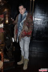 组图：胡杏儿否认李思捷追求 称手挽手是好友