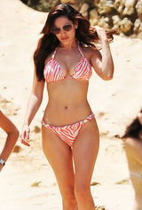 高清组图：凯莉-布鲁克秀条纹比基尼 湿身性感