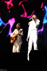 组图：苏打绿香港开唱团长脱衣 黄秋生点小情歌