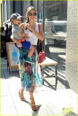 组图：米兰达透视长裙抱子出街 小弗林卖萌抢镜