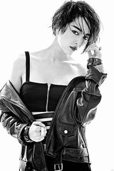 组图：辛芷蕾湿身魅惑出镜 变狂野摇滚女郎