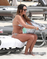 组图：名媛塔玛比基尼秀肉弹 当众更衣惹人遐想