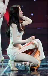 组图：东方神起回归夺首冠 女团成员台上晕倒