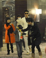 组图：张亮携妻子亮相 天天淘气显童真