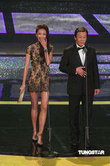 组图：金钟奖现场隋棠寇世勋同台颁奖