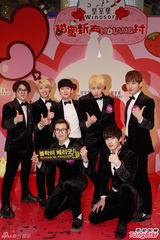 组图：韩团Block B亲民袭港 成员朴经疯狂送抱