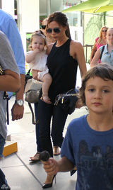 组图：贝嫂维多利亚单手抱爱女小七现身