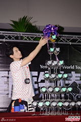 组图：严爵个唱秀舞技 打死不肯脱衣露腹肌