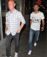 组图：小贝携曼联92班酒吧畅饮 老男孩风采依旧